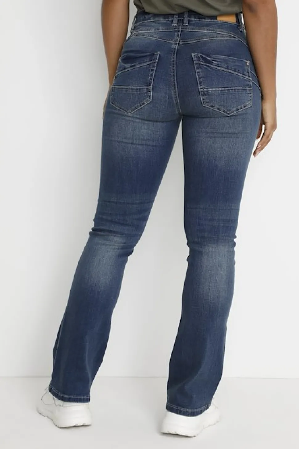 amalie_bootcut_jeans_in_d_2.webp Amalie Bootcut Jeans in Dark Rinse Denim