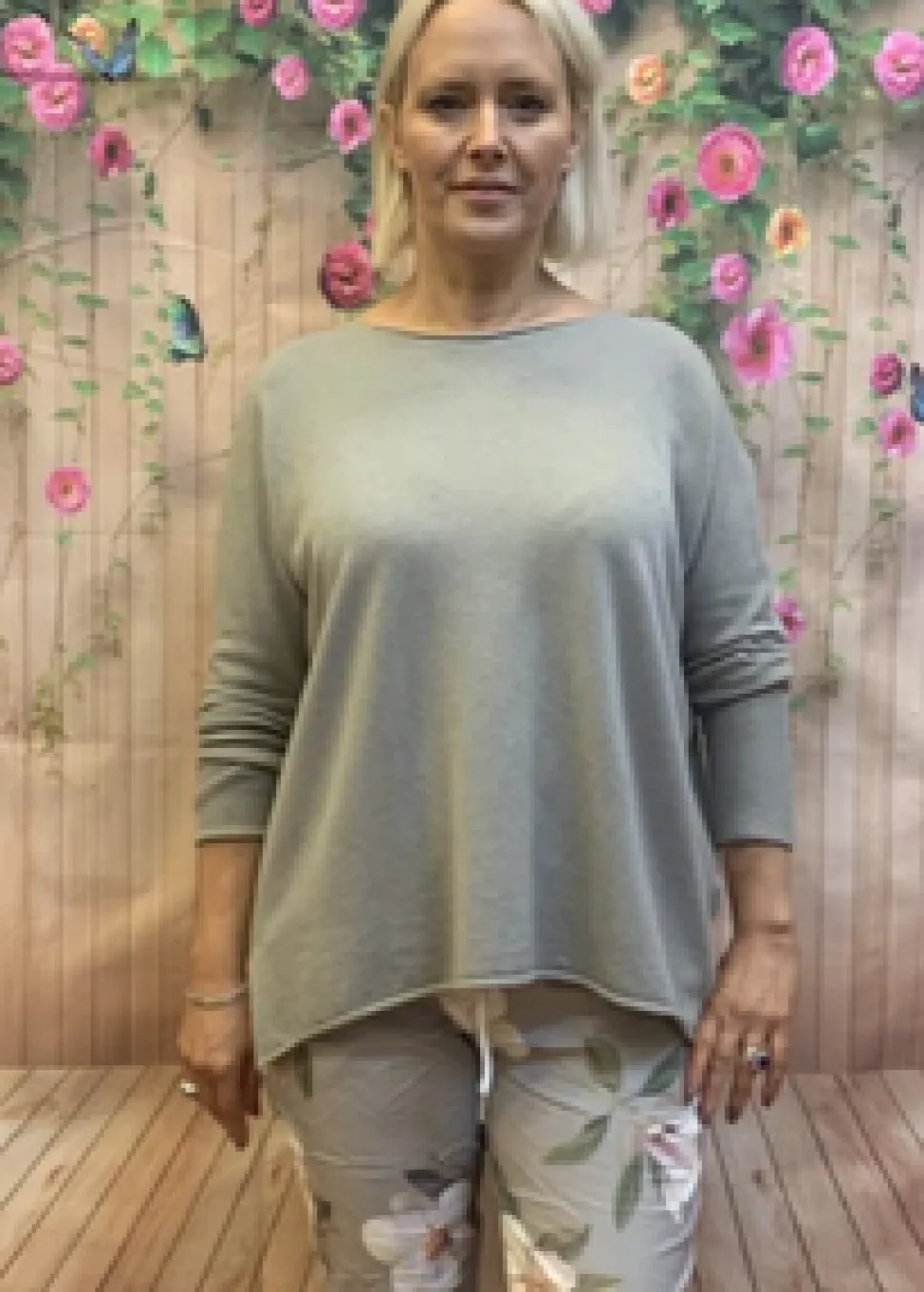 cashmere_mix_round_neck_k_3-3.webp Cashmere Mix Round Neck Knit in Neutrals