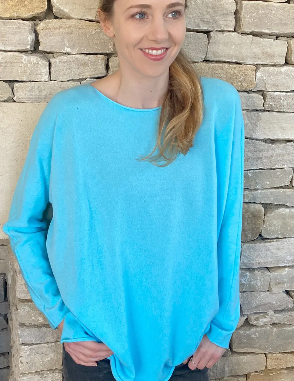 cashmere_mix_round_neck_k_3-5.webp Cashmere Mix Round Neck Knit in shades of Blue