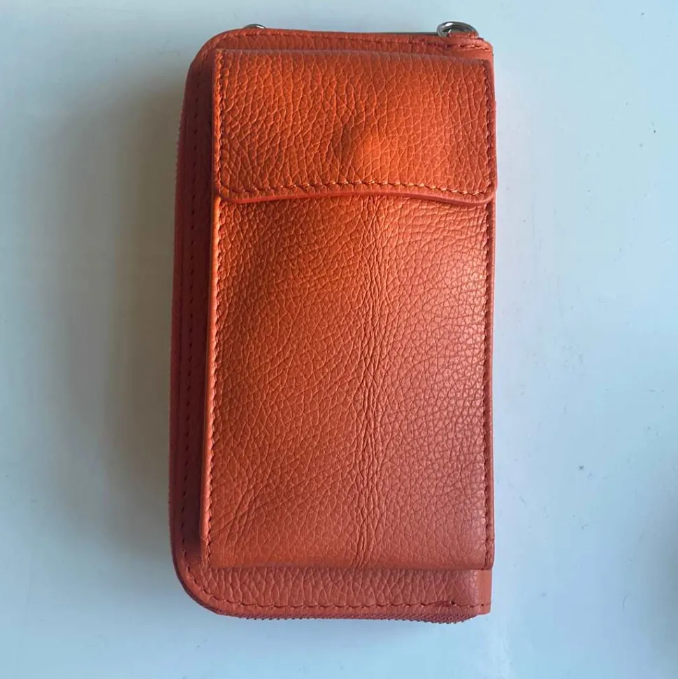 classic_leather_phone_bag_15.webp Classic Leather Phone Bag