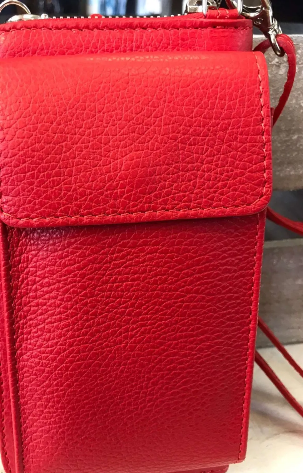 classic_leather_phone_bag_18.webp Classic Leather Phone Bag