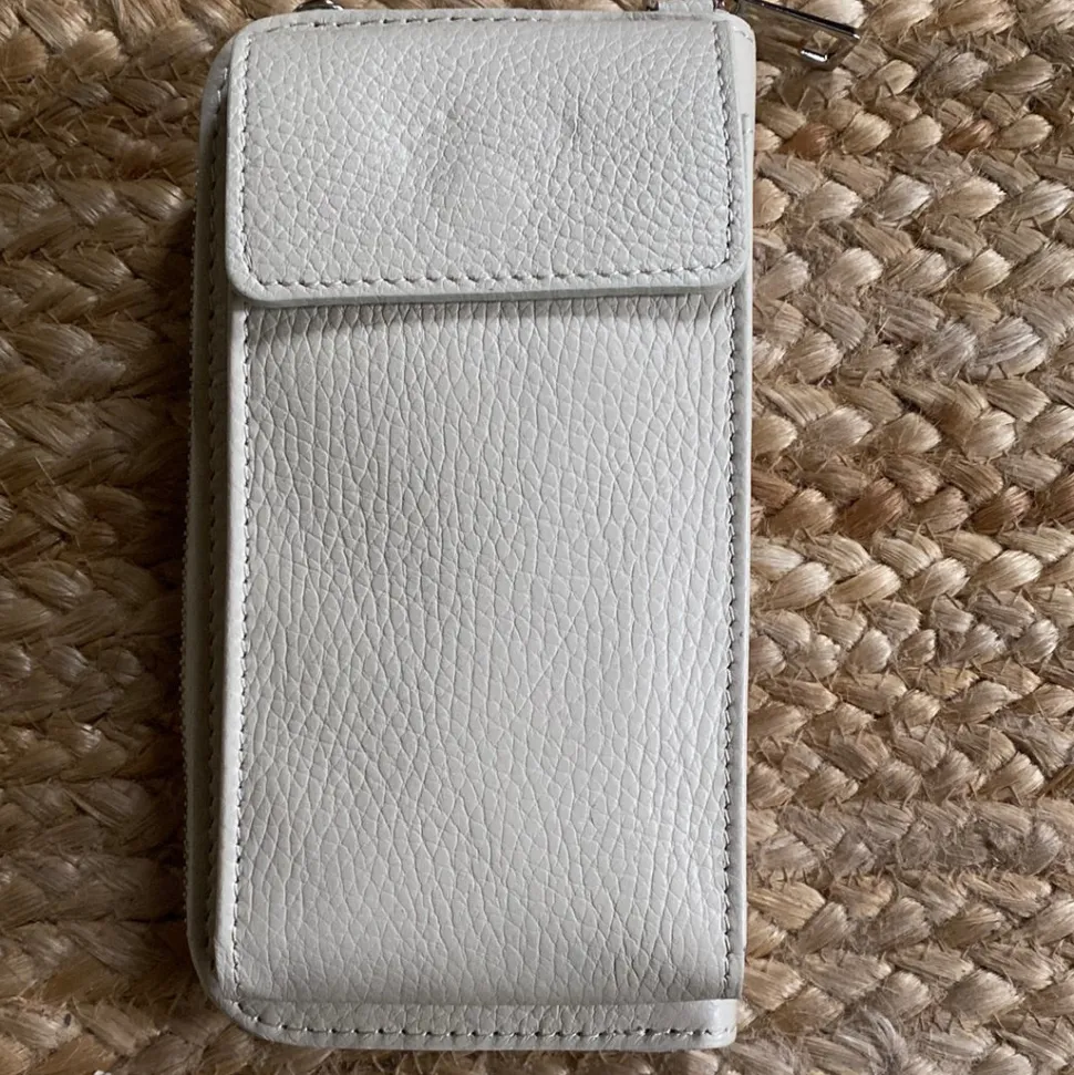 classic_leather_phone_bag_20.webp Classic Leather Phone Bag