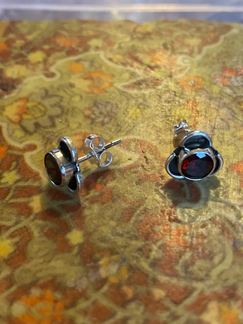 solid_silver_garnet_stud__1-1.webp Solid Silver Garnet Stud Earrings with Triple Curve Frame