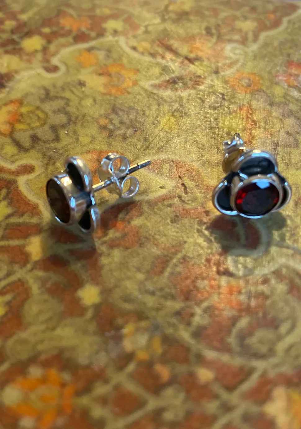 solid_silver_garnet_stud__2.webp Solid Silver Garnet Stud Earrings with Triple Curve Frame