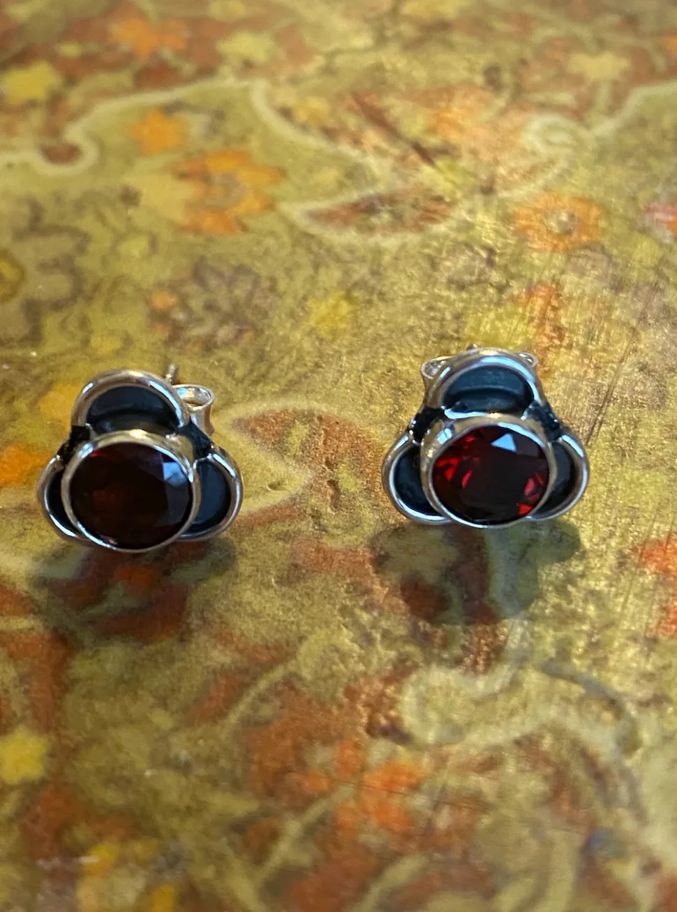 solid_silver_garnet_stud__3.webp Solid Silver Garnet Stud Earrings with Triple Curve Frame