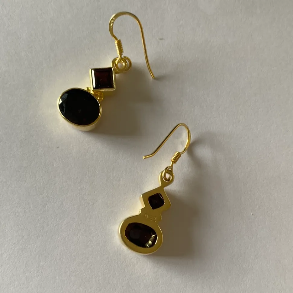solid_silver_gold_plated__3.webp Solid Silver Gold Plated Garnet Diamonds in Diamond and Oval Shapes