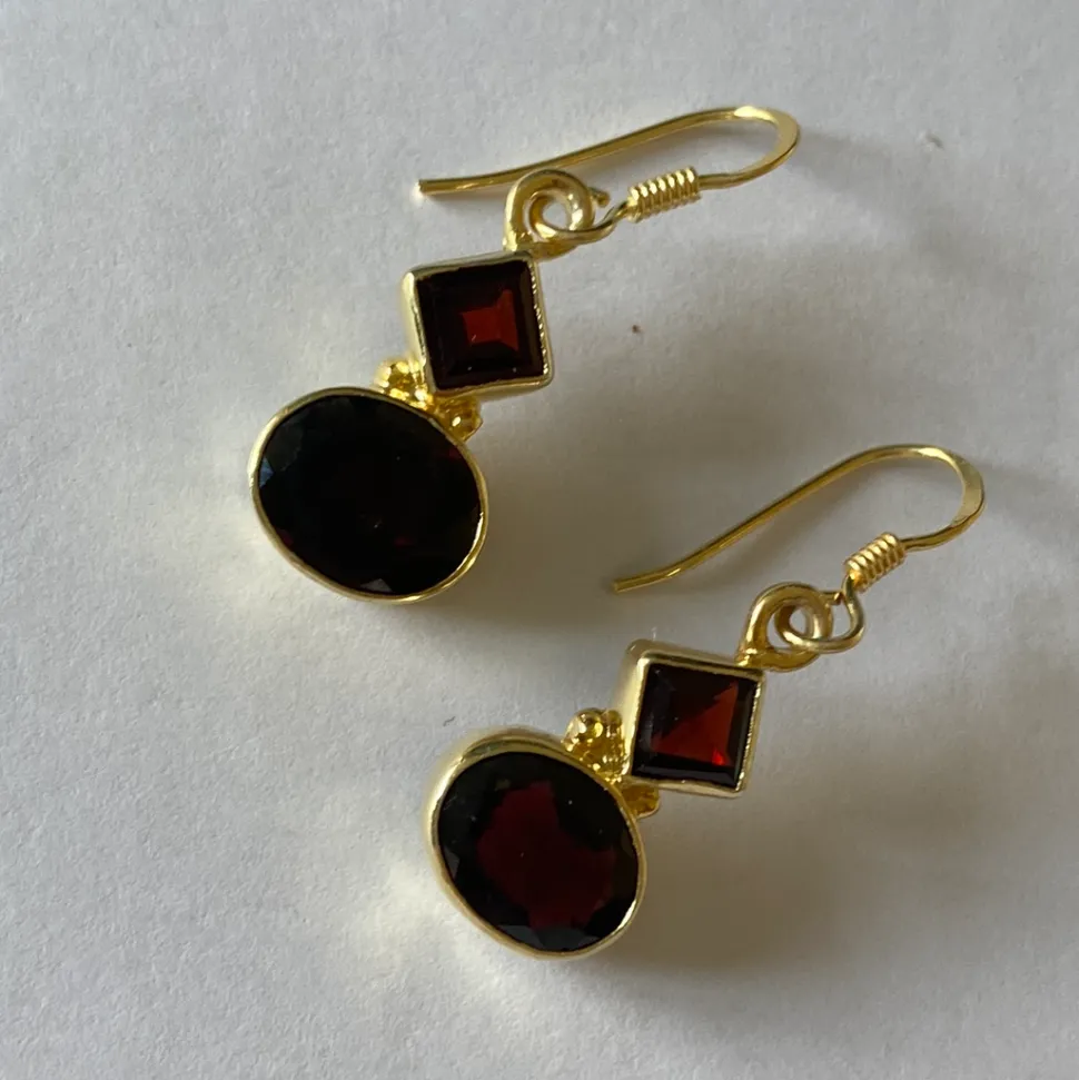solid_silver_gold_plated__4.webp Solid Silver Gold Plated Garnet Diamonds in Diamond and Oval Shapes