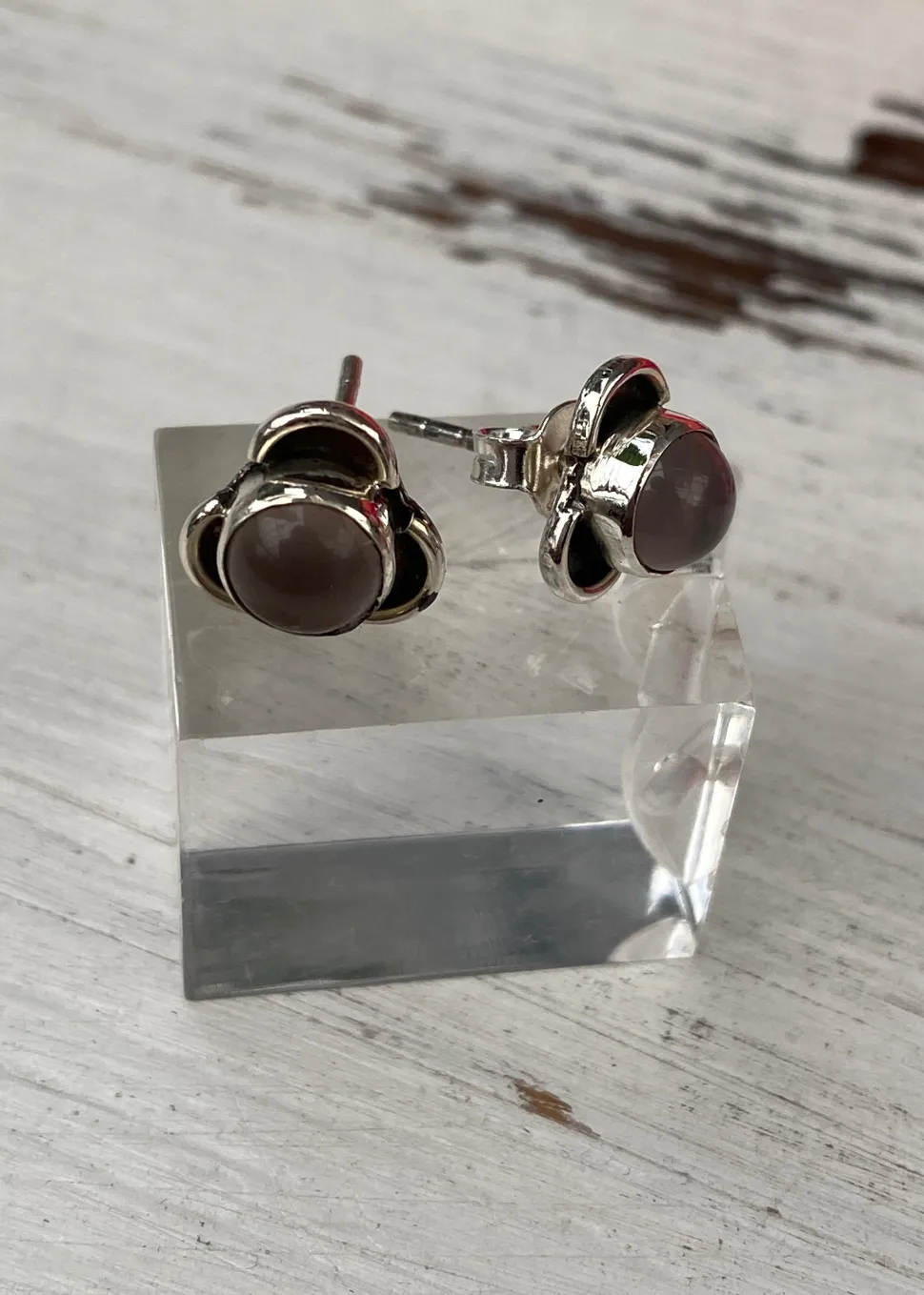 solid_silver_rose_quartz__0-1.webp Solid Silver Rose Quartz Stud Earrings with Triple Curve Frame